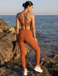 Dark-Orange Rückansicht: X-Back Sport-BH mit gekreuzten Trägern und High-Waist Leggings