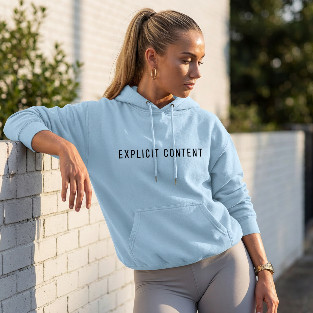 Hellblauer Hoodie mit Kapuze und Kordeln, Kängurutasche, „EXPLICIT CONTENT“