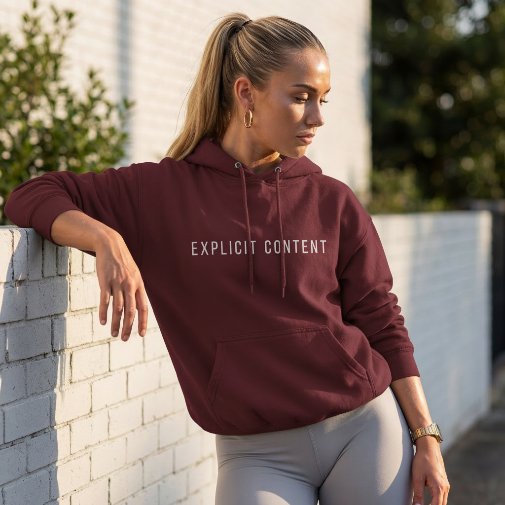 Burgunder Hoodie mit Kapuze, Kängurutasche und Aufdruck „EXPLICIT CONTENT“