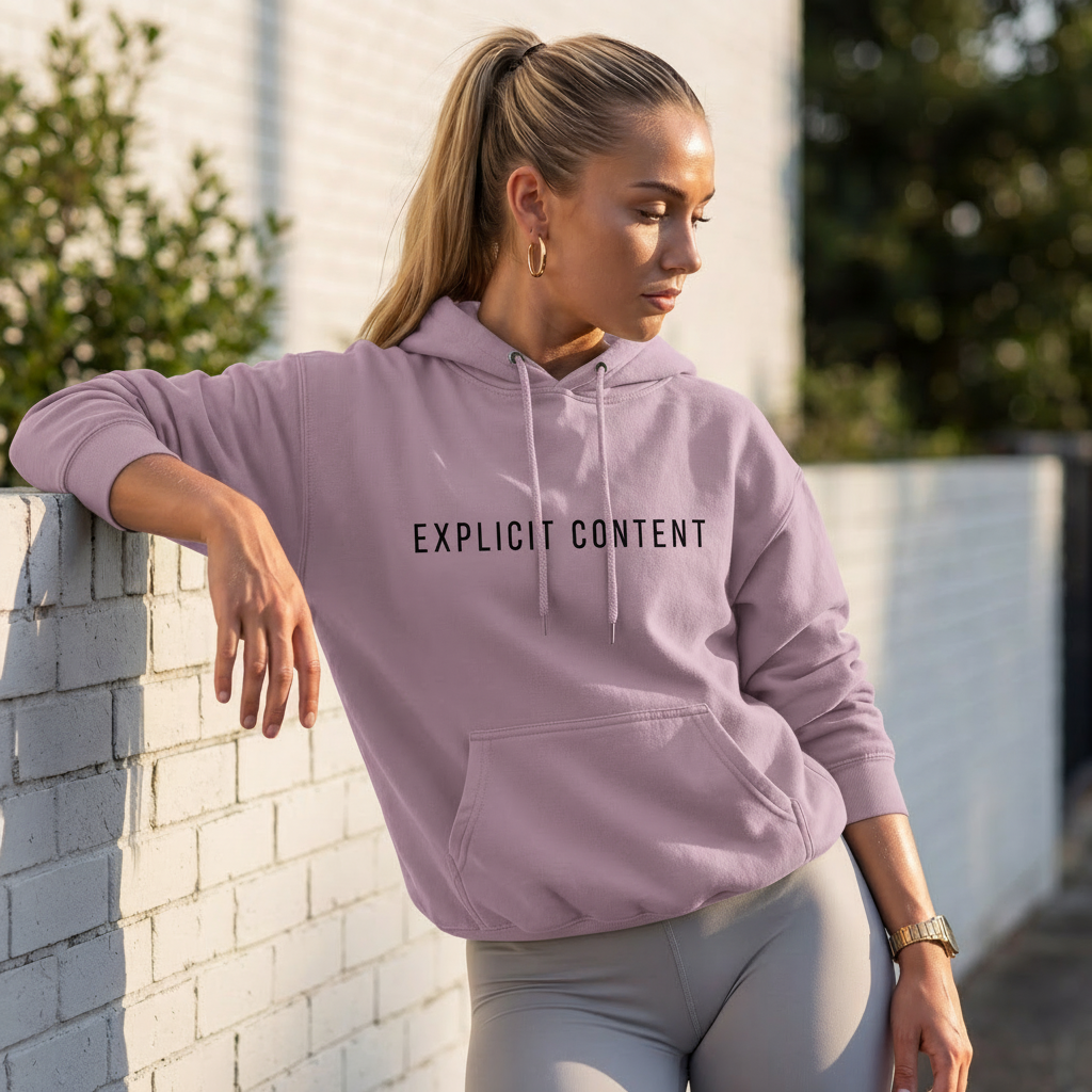 Fliederfarbener Hoodie mit Kapuze, Kordeln und Kängurutasche, „EXPLICIT CONTENT“