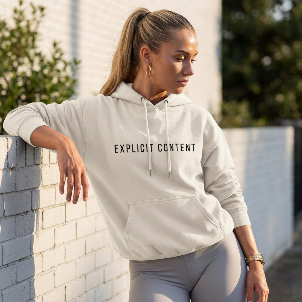 Hellfarbener Hoodie mit Kapuze, Kordeln und Kängurutasche, „EXPLICIT CONTENT“