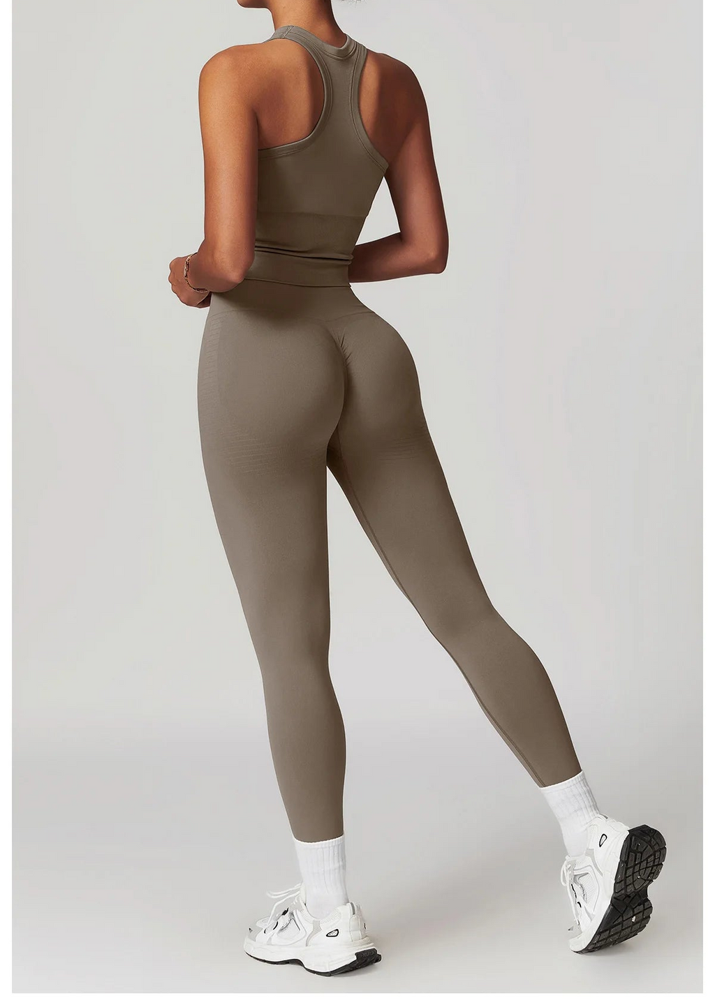 Tan Leggings und Tanktop, Rückenansicht, enganliegendes Trainingsset