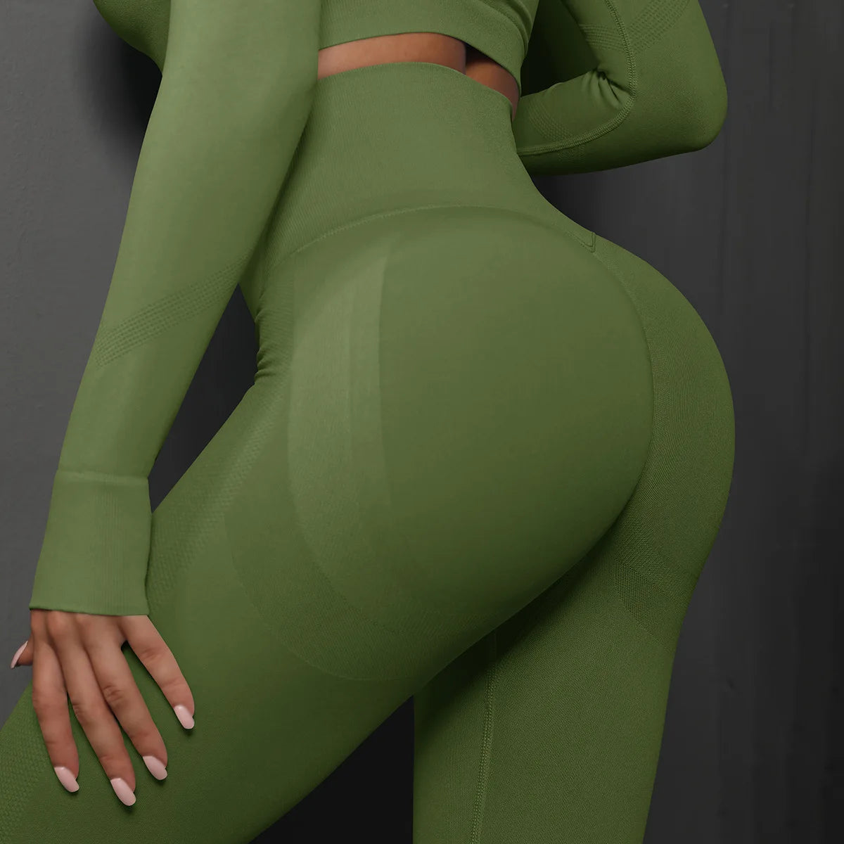 High-waist yoga leggings in green with a sculpted back and smooth seams