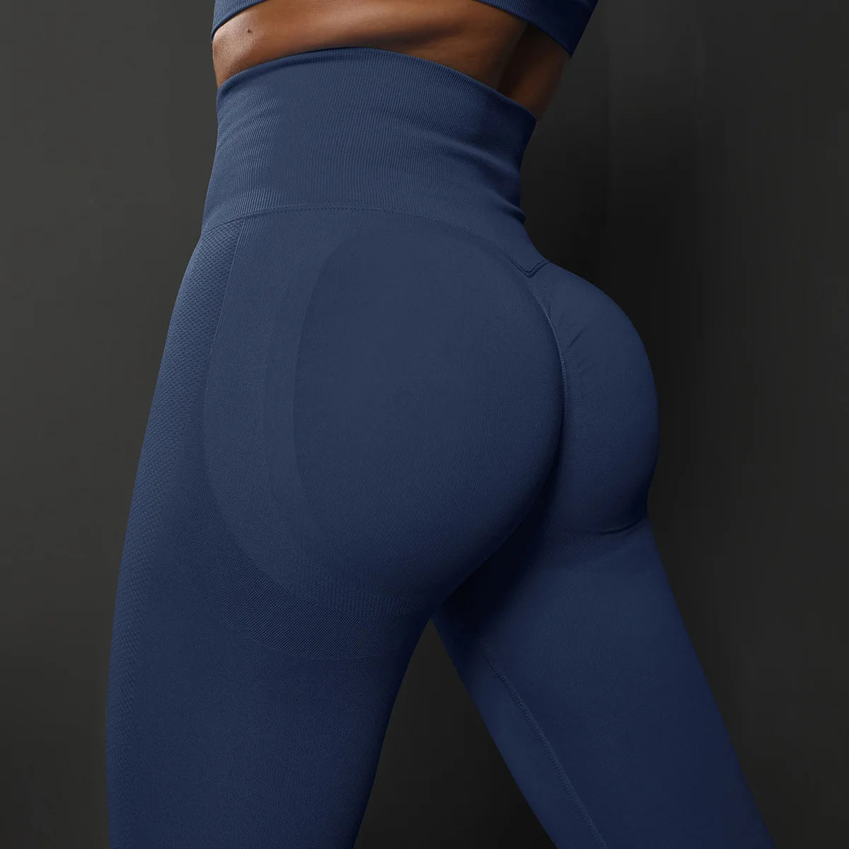 High-waist dark blue seamless yoga leggings, scrunch back detail on hips