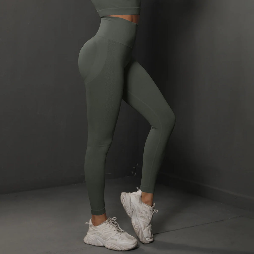 High-waist green yoga leggings with sculpted fit and seamless look, ankle length.