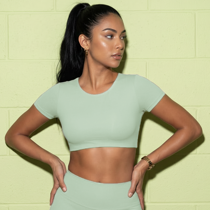 Fitted yoga crop top, light green, short sleeves and crew neck, fitted hem
