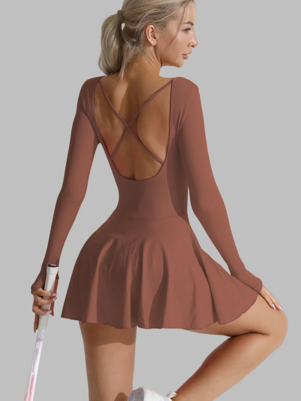 Active-Kleid Rückansicht: offener X-Back mit gekreuzten Trägern, Schwingrock, braun