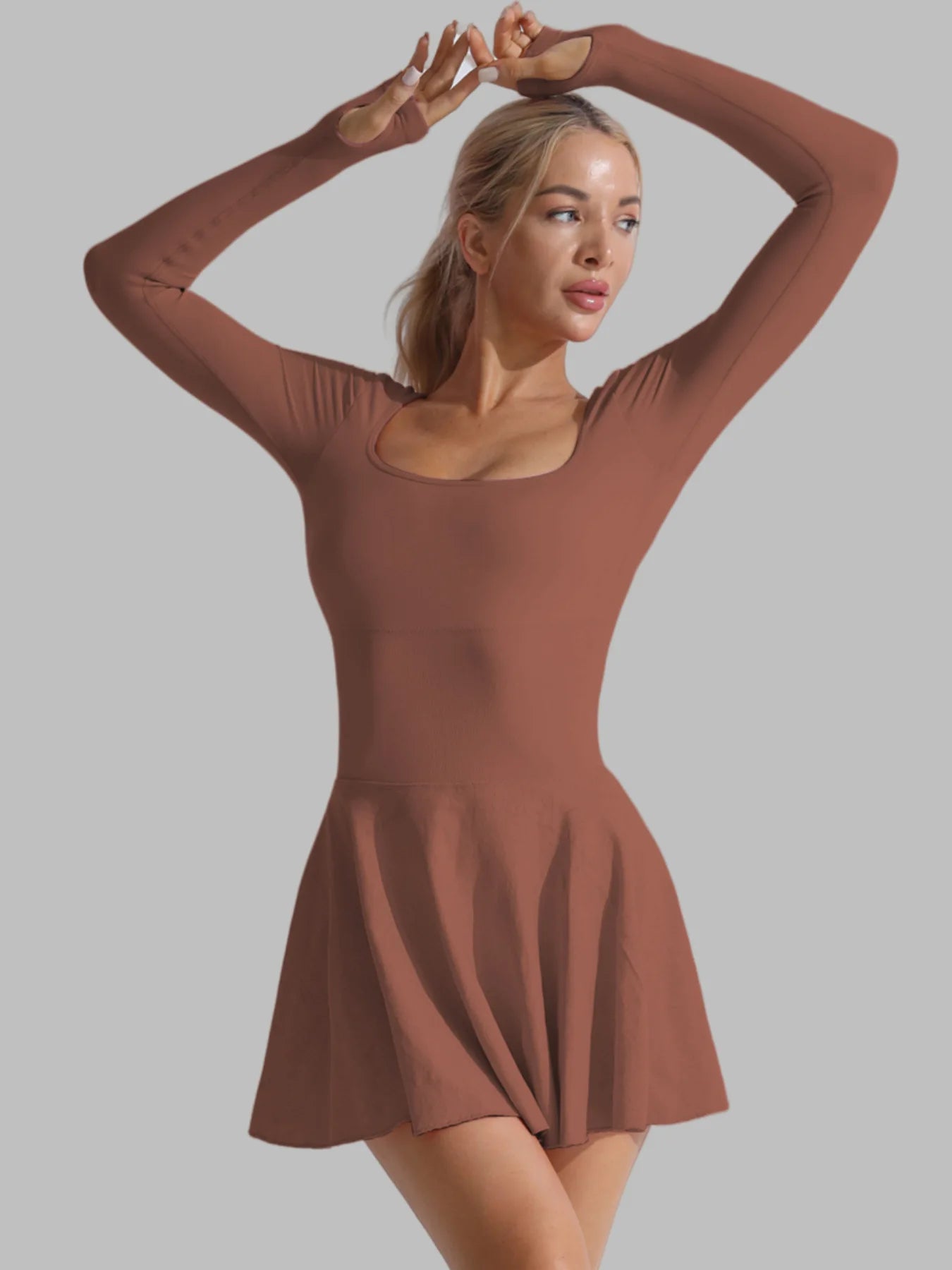 Active-Kleid mit langem Arm, Schwingrock und tiefem Rücken, braun
