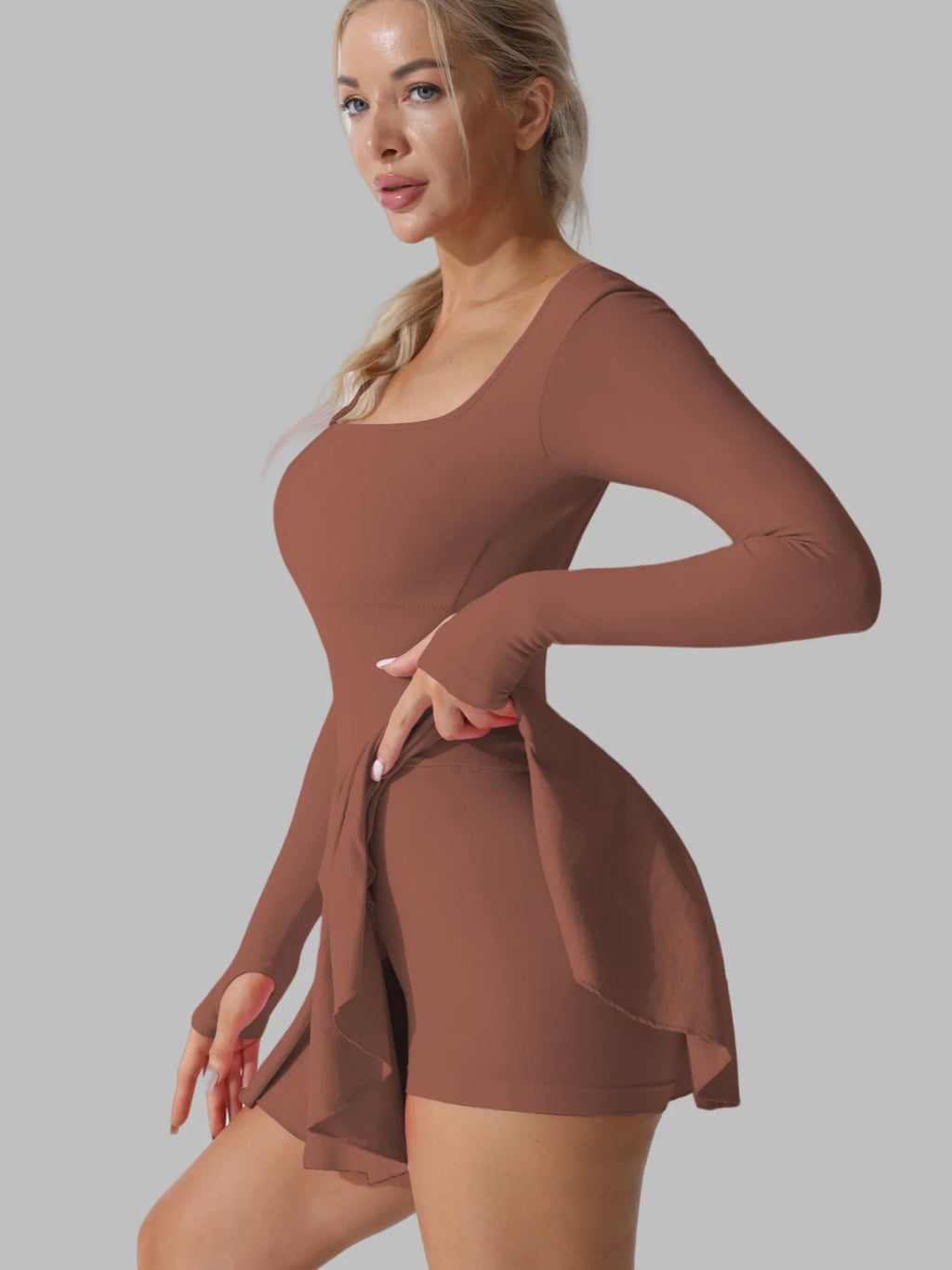 Active-Kleid braun mit langem Arm, schmalem Oberteil und Schwingrock mit Falten