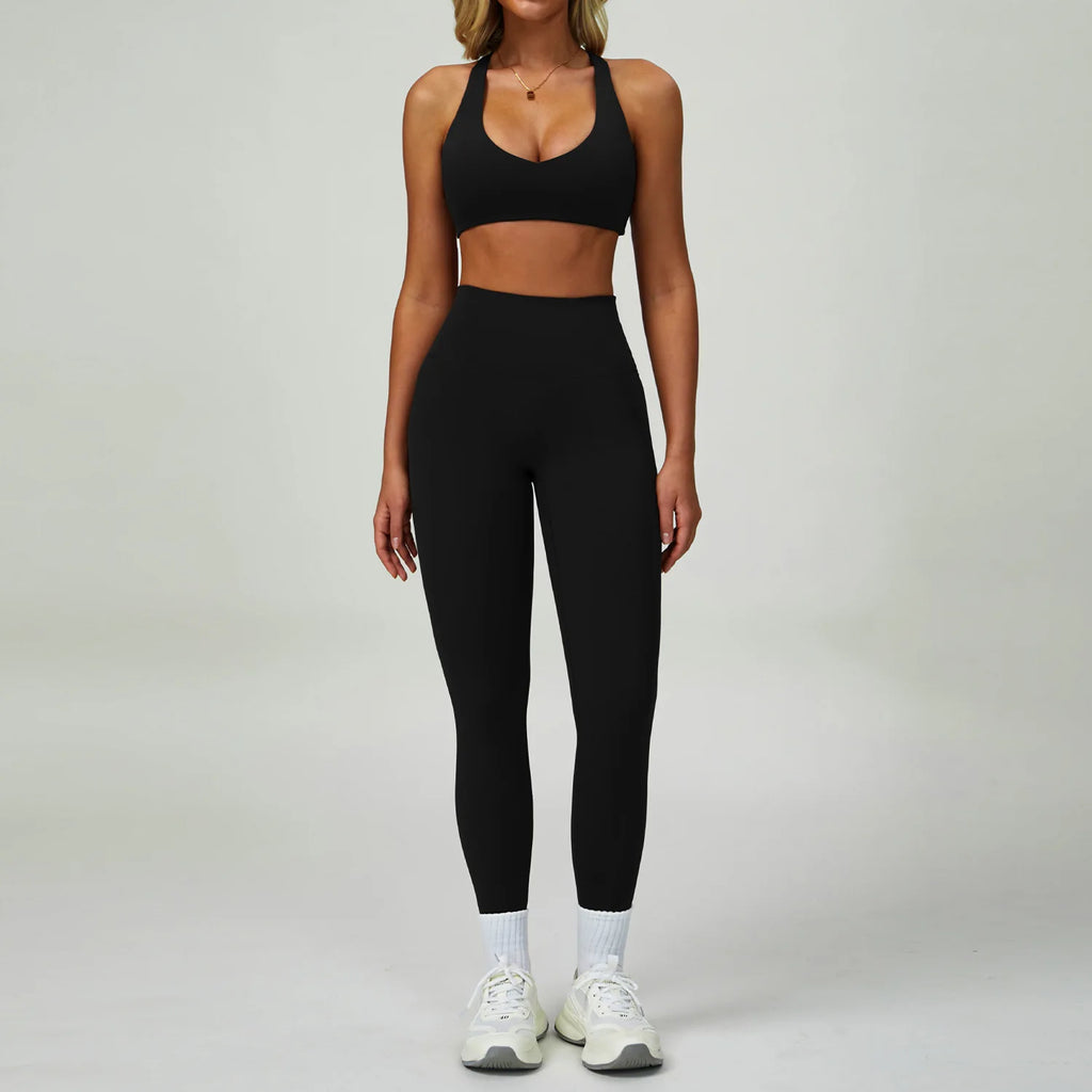 Ash black: Sport-BH mit Neckholder und High-Waist-Leggings, ganzer Vorderkörper