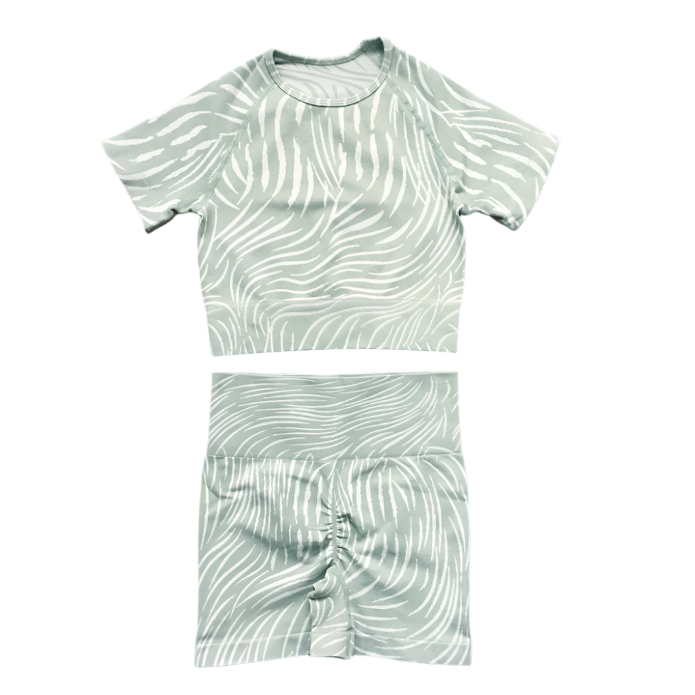 Xooie Fit women's fitted activewear set in green with a stylish wave pattern, ideal for workouts