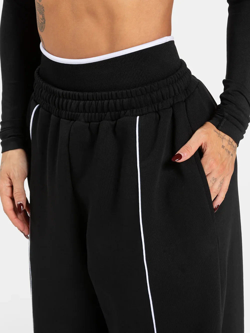 Baggy sweat joggers in black, elastic waistband with white drawcord stripe