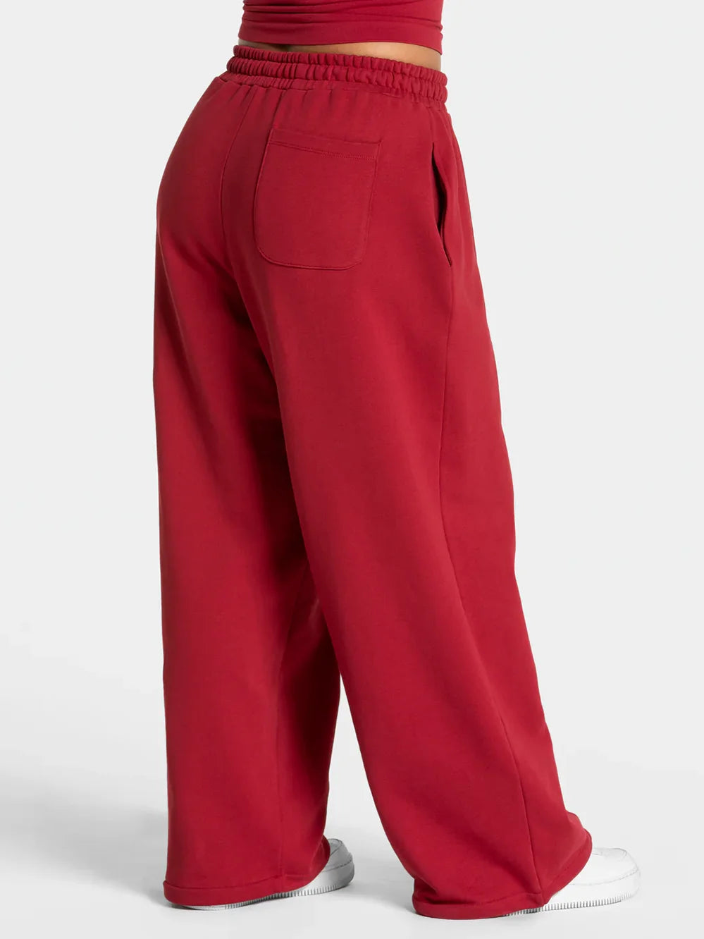 Baggy active joggers in maroon with elastic waistband and side pocket