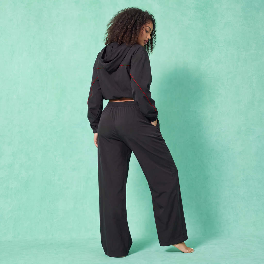 Black baggy crop hoodie and wide-leg jogger pants set, side view