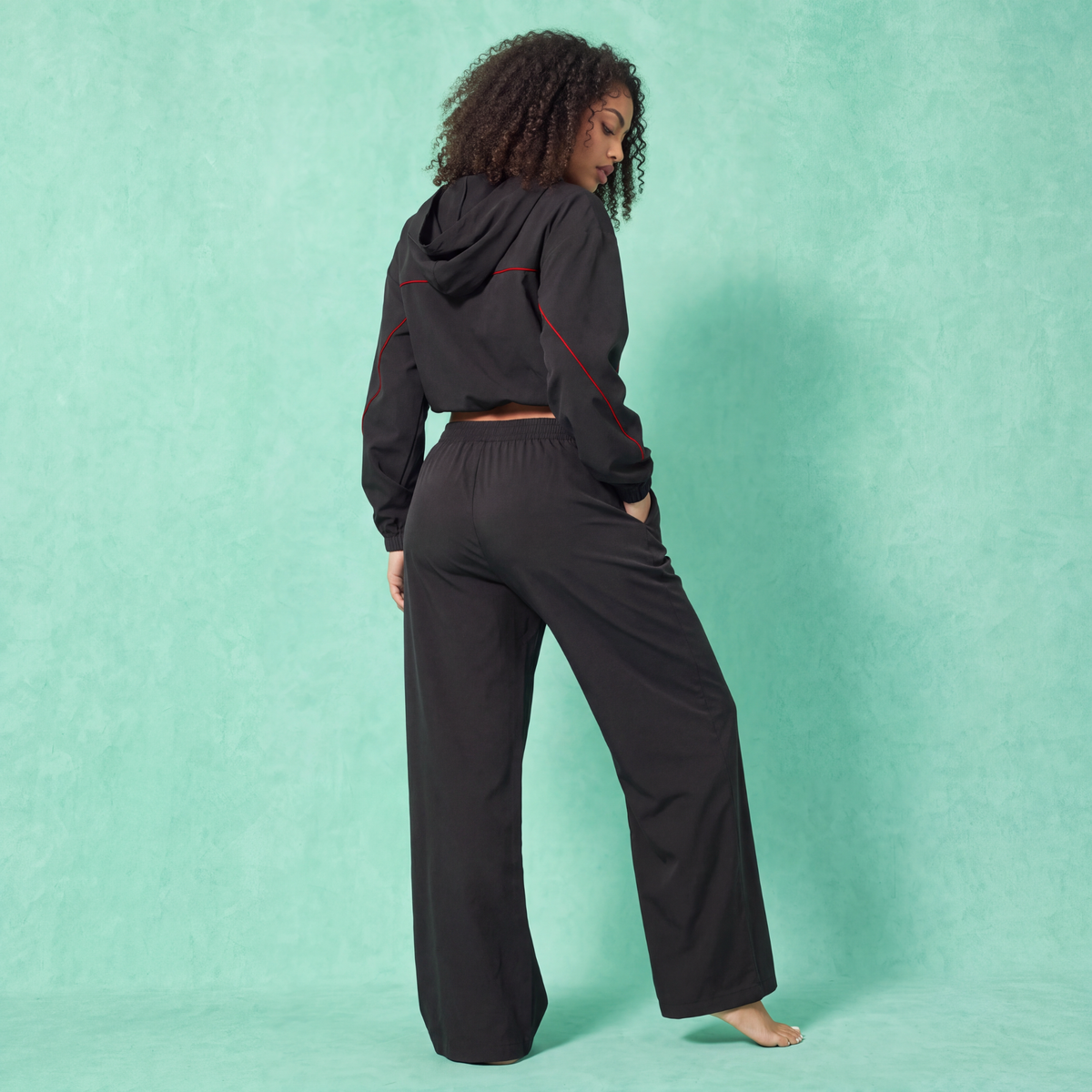 Black baggy crop hoodie and wide-leg jogger pants set, side view