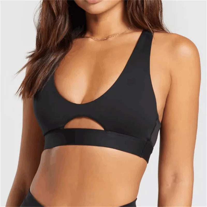 Xooie Fit high-intensity sports bra in black with a stylish cutout design for maximum support