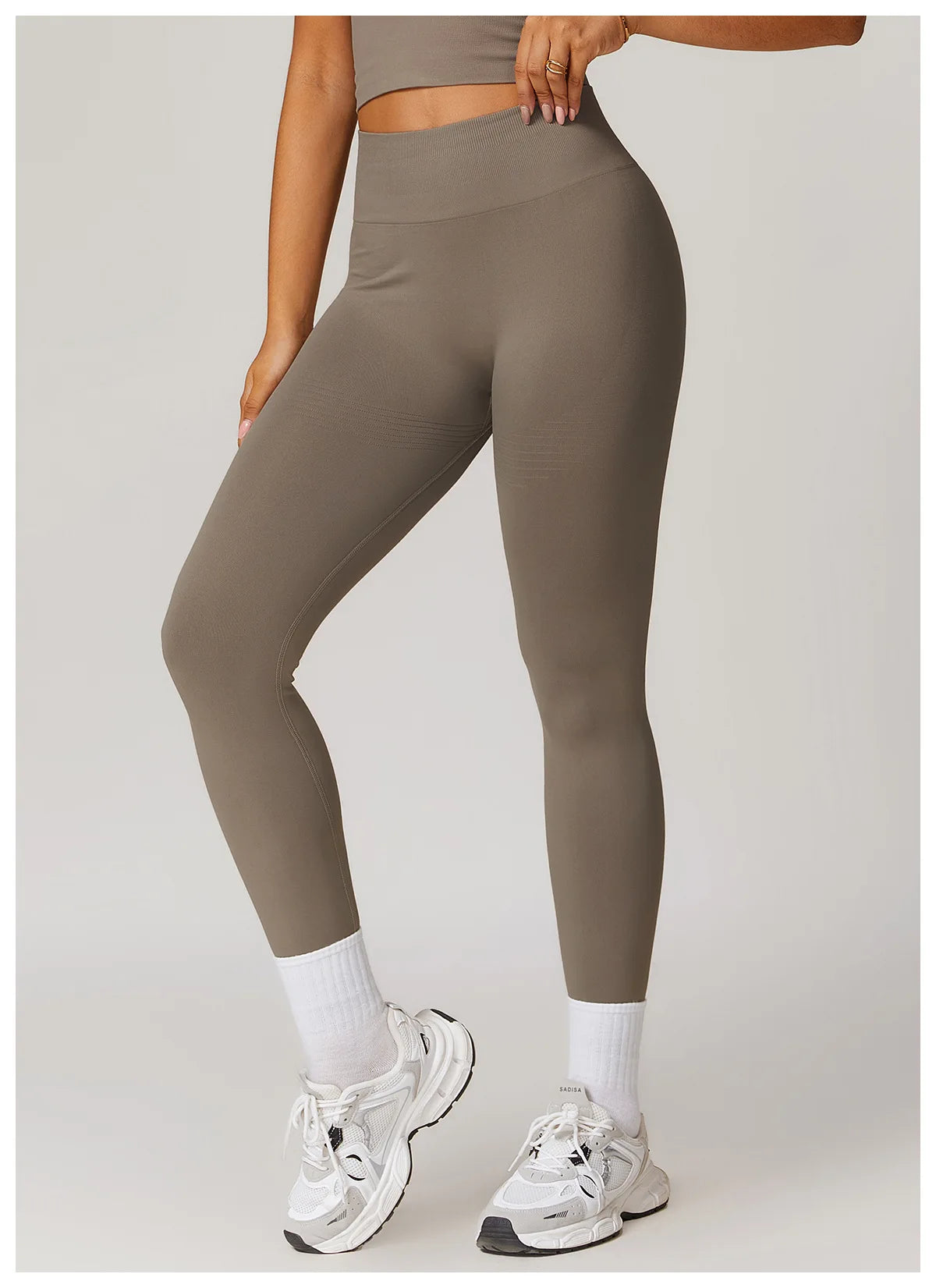 High-waisted active leggings in coffee/taupe, full-length with seamless look