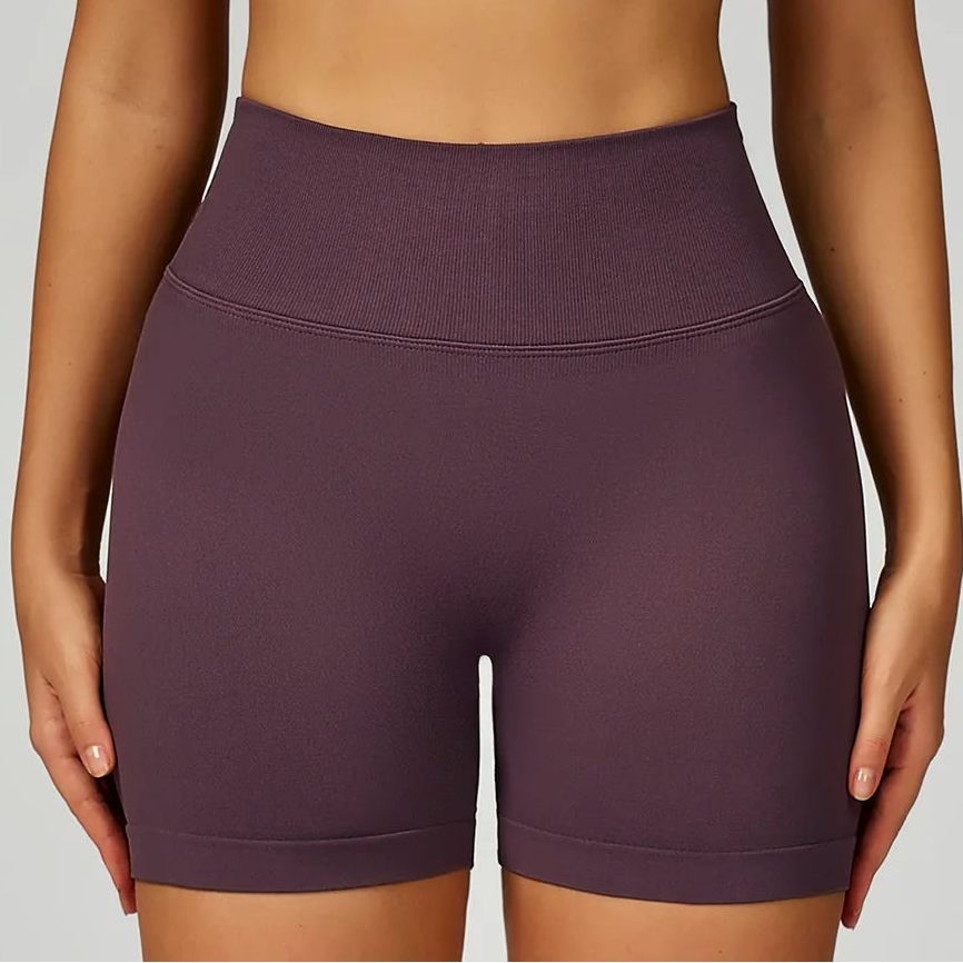 Plum Purple High-Waist Shorts mit geripptem Bund, kurze Passform