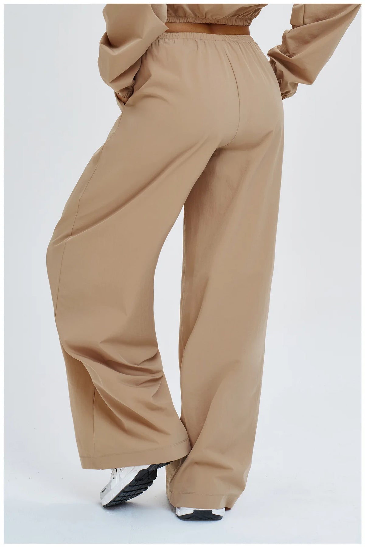Women’s latte brown loose wide-leg yoga pants with gathered elastic waist.