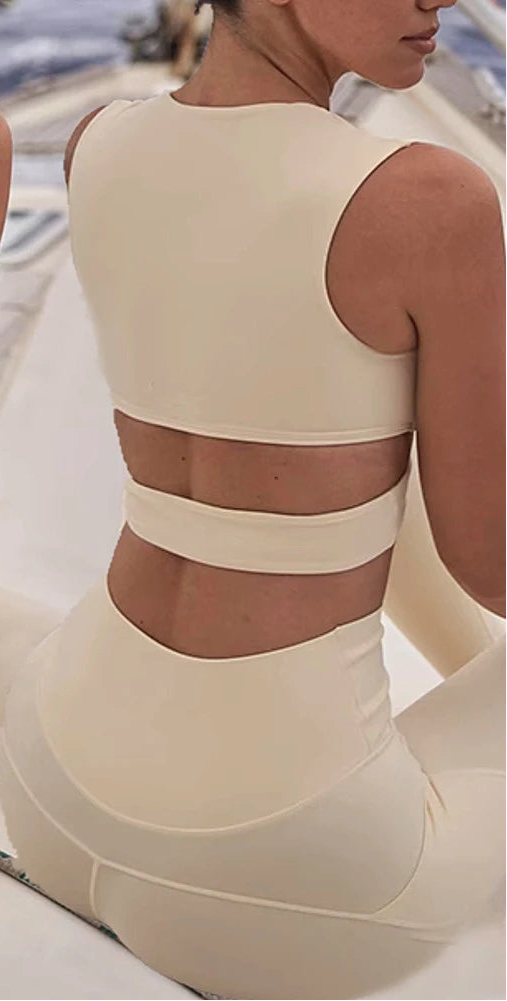 Xooie Fit matching yoga set for women with cutout back design and comfortable fit