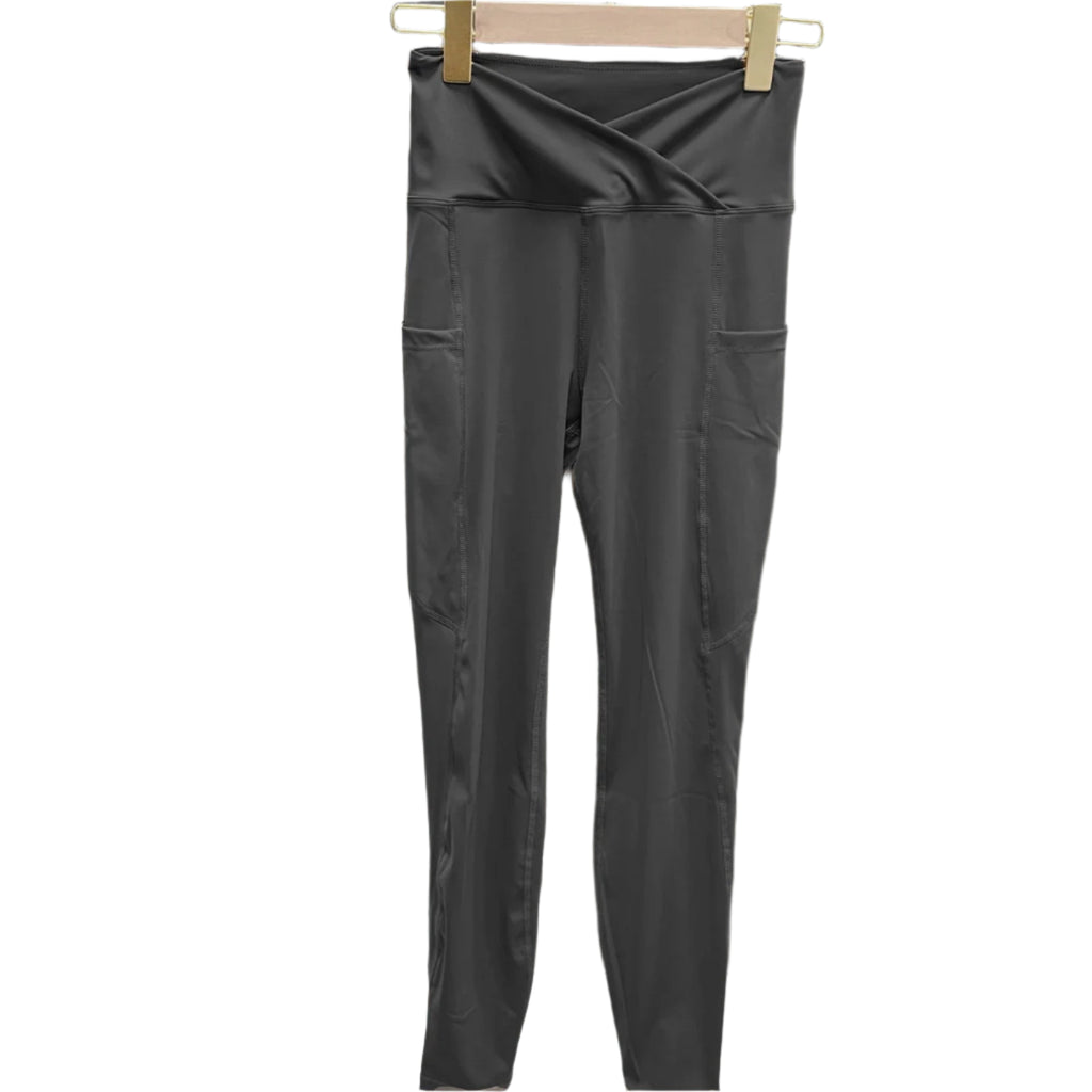 Xooie Fit matching yoga set for women featuring sleek black leggings with pockets