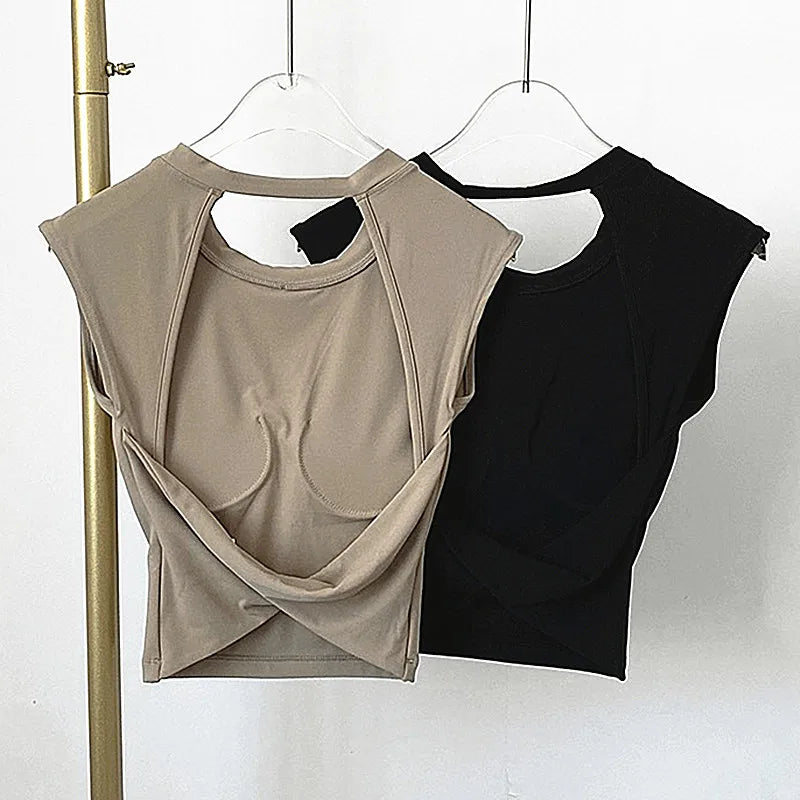 Xooie Fit Open-Back Workout Shirt in Beige and Black for Comfortable Athletic Wear