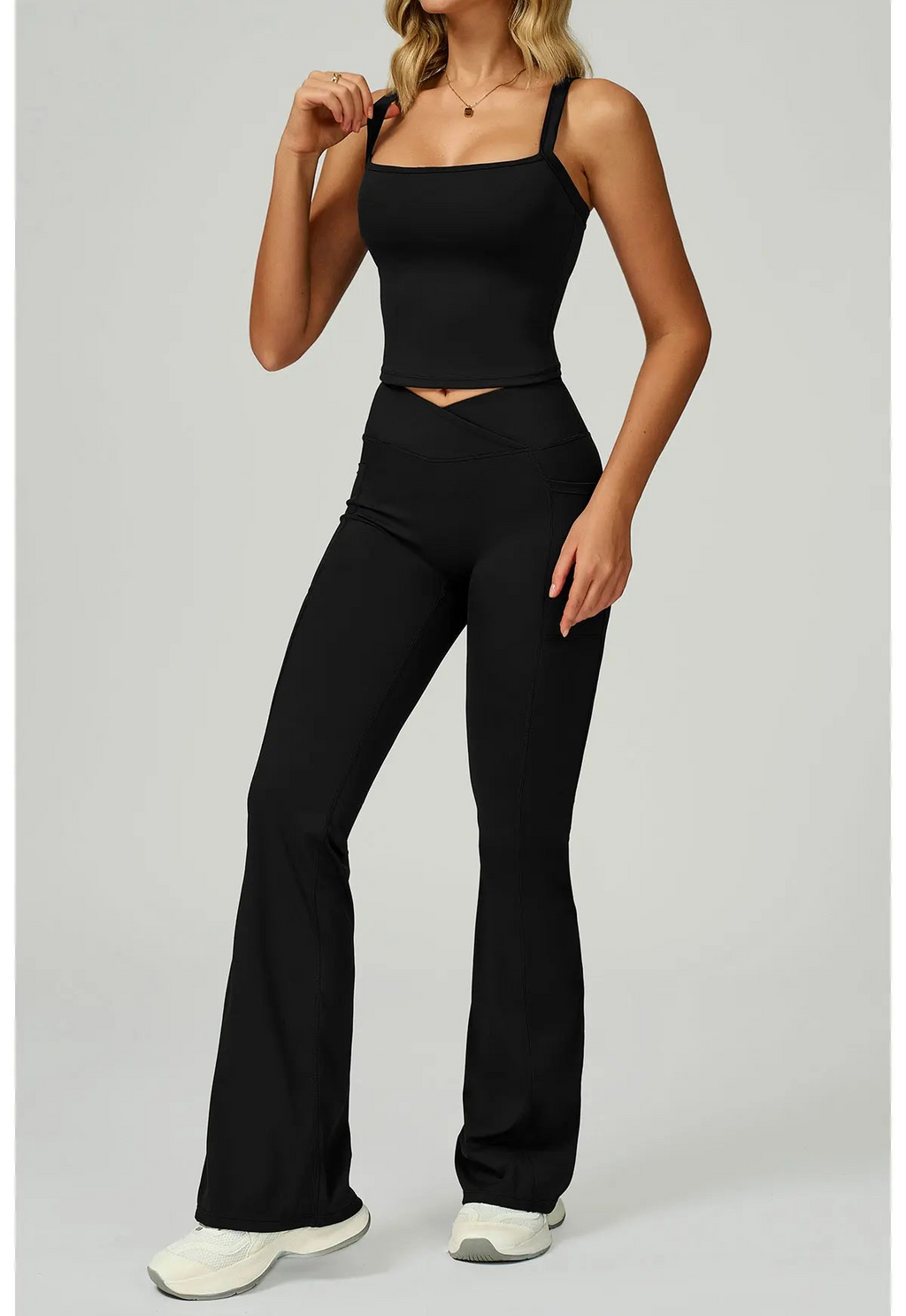 Schwarzes Spaghetti-Top mit Flare-Hosen im Set
