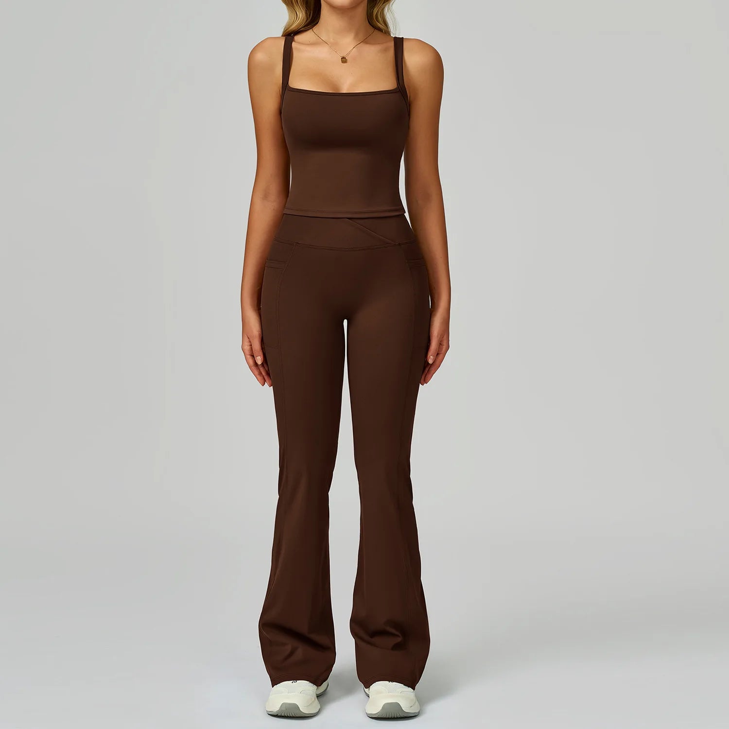 Set aus Spaghetti-Top und Flare-Hosen, Hauncha Brown