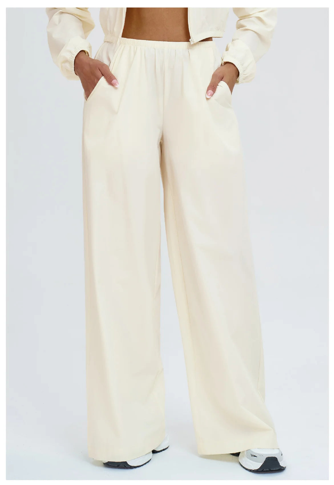 Light cream wide-leg yoga pants with elastic waist and side pockets