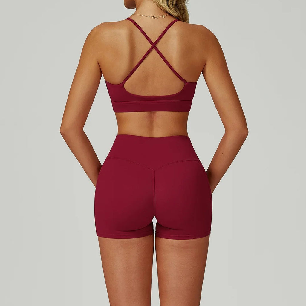 Cherry Red Rückenansicht: X-Back-Bralette und Shorts mit Taschen im Set