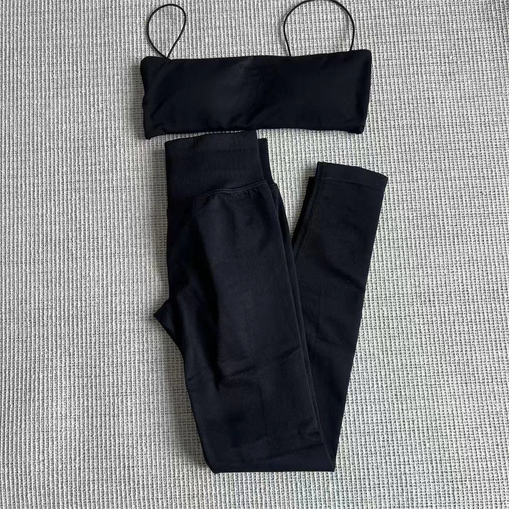 Schwarzfarbenes Set: Sport-BH mit dünnen Trägern und High-Waist-Leggings
