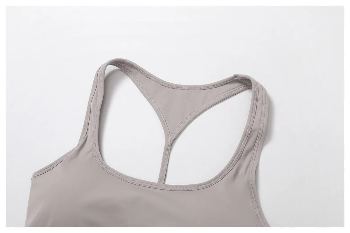 Xooie Fit women's fitness matching set in light gray featuring a racerback sports bra top