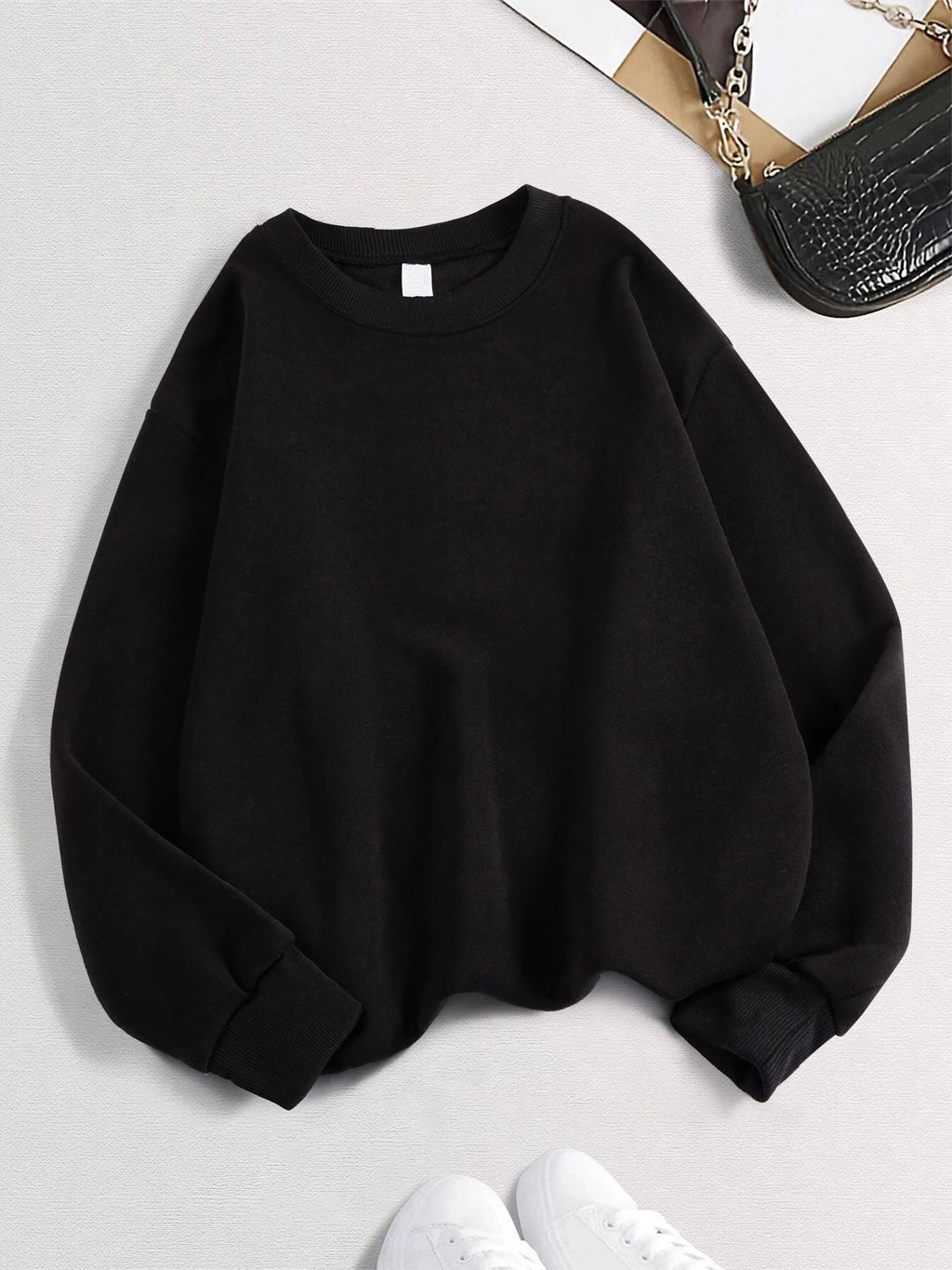 Xooie Fit women's oversized sweatshirt in black with a relaxed fit and cozy design