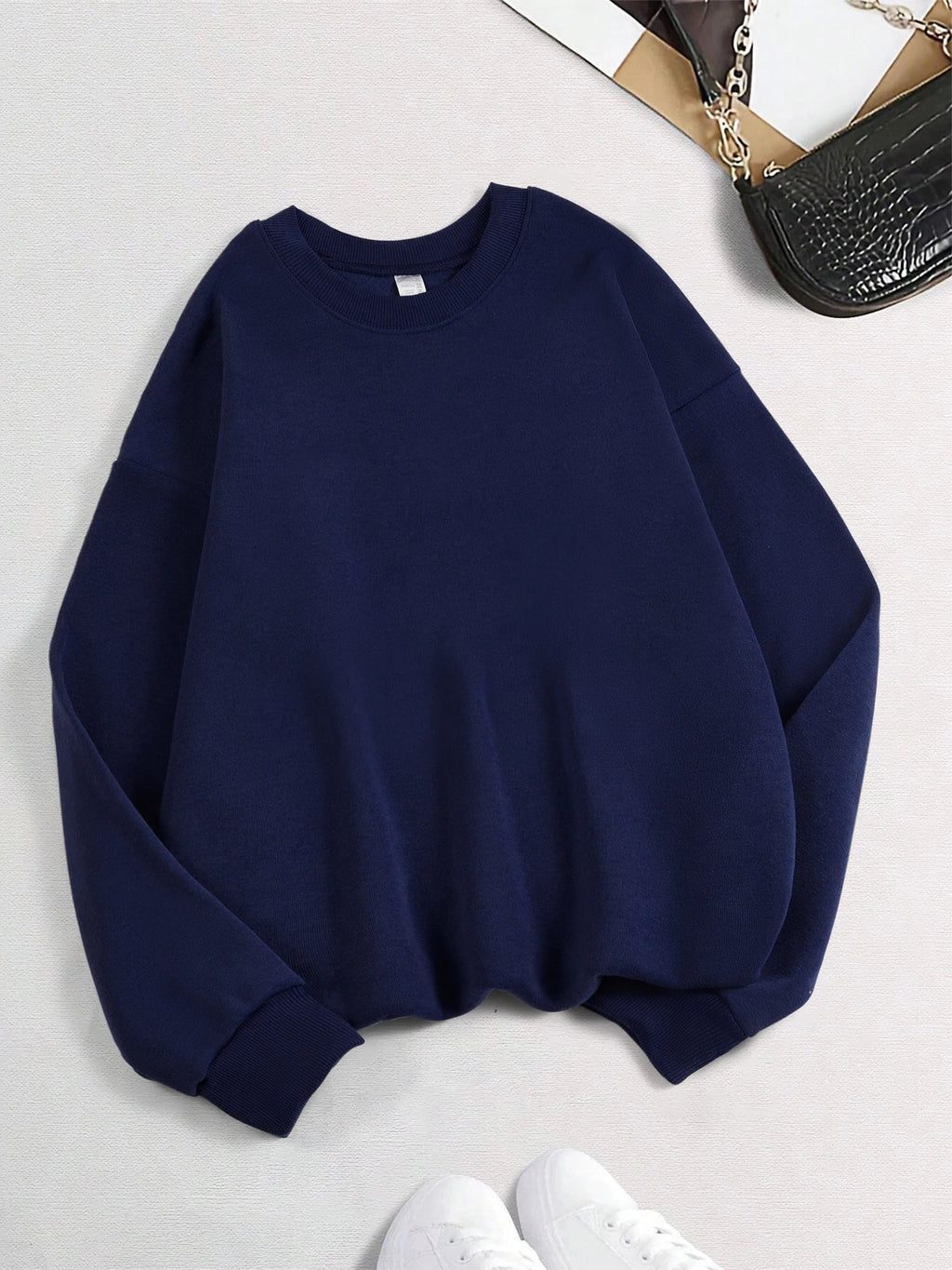 Xooie Fit women's oversized sweatshirt in navy blue with a relaxed fit and cozy design