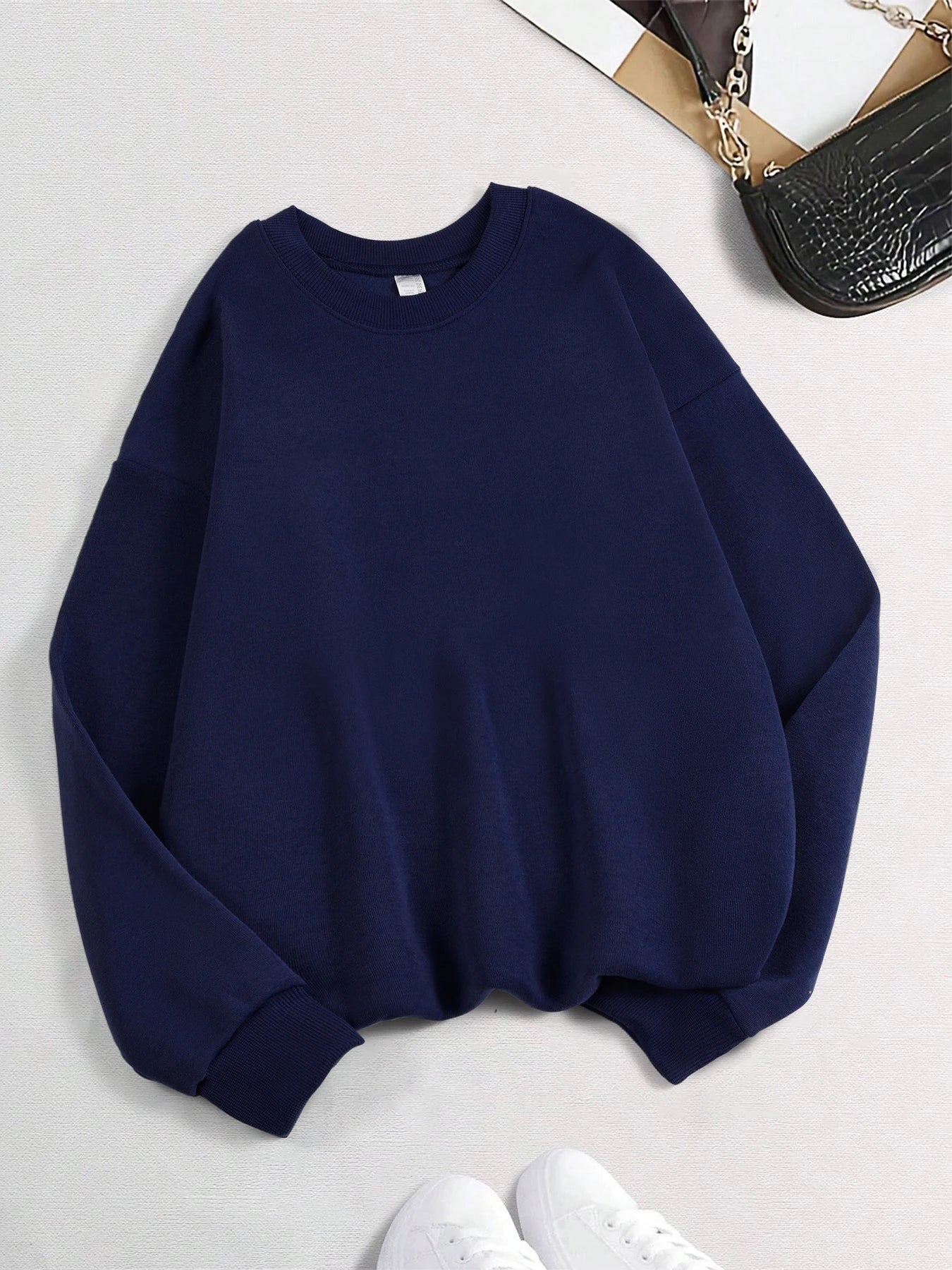 Xooie Fit women's oversized sweatshirt in navy blue with a relaxed fit and cozy design