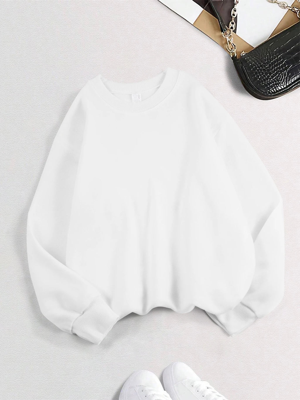 Xooie Fit women's oversized sweatshirt in white, perfect for casual comfort and style