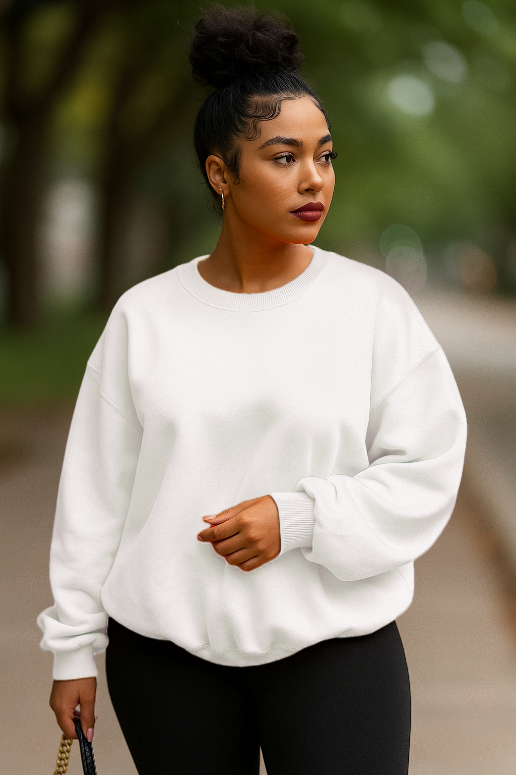 Xooie Fit women's oversized sweatshirt in white, perfect for casual outfits and comfort