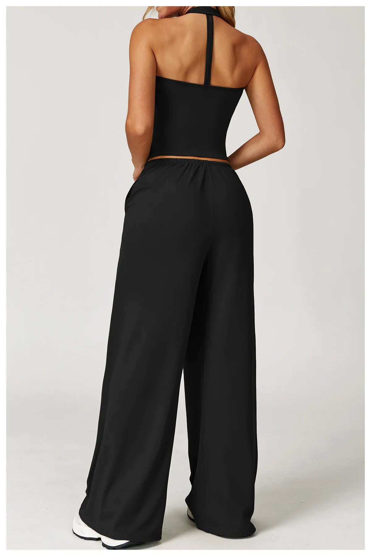 Xooie Fit tank top and baggy pants workout outfit in black, perfect for stylish and comfortable exercise.