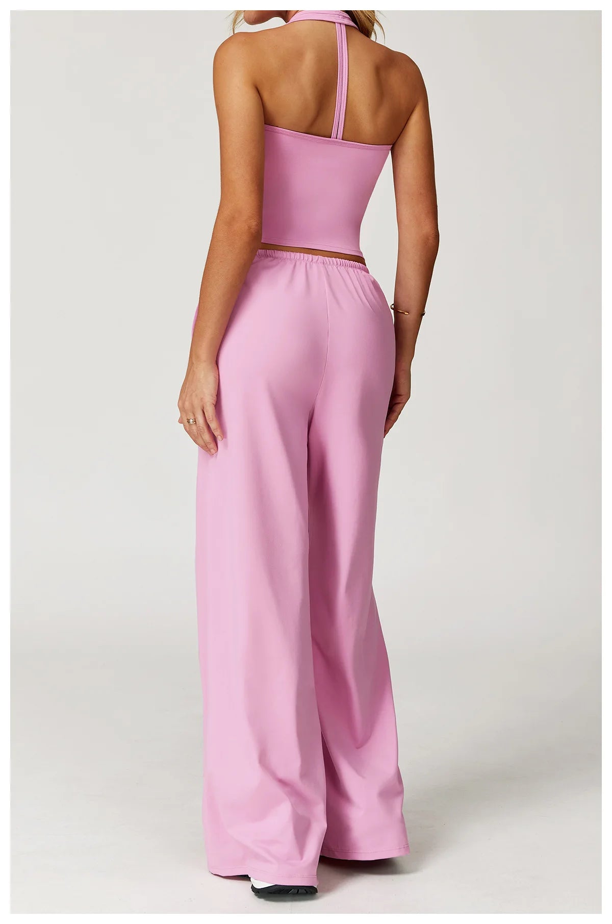 Stylish pink tank top and baggy pants workout outfit from Xooie Fit for comfortable training sessions
