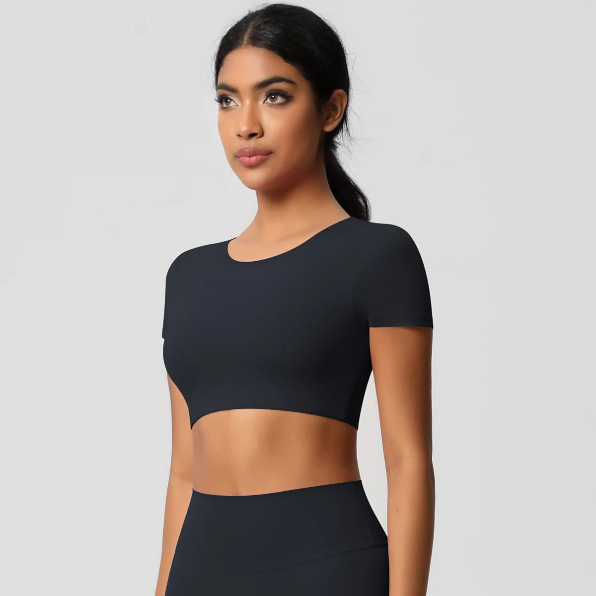 Xooie Fit Yoga Crop Top T-Shirt in Black with Short Sleeves and Comfortable Fit