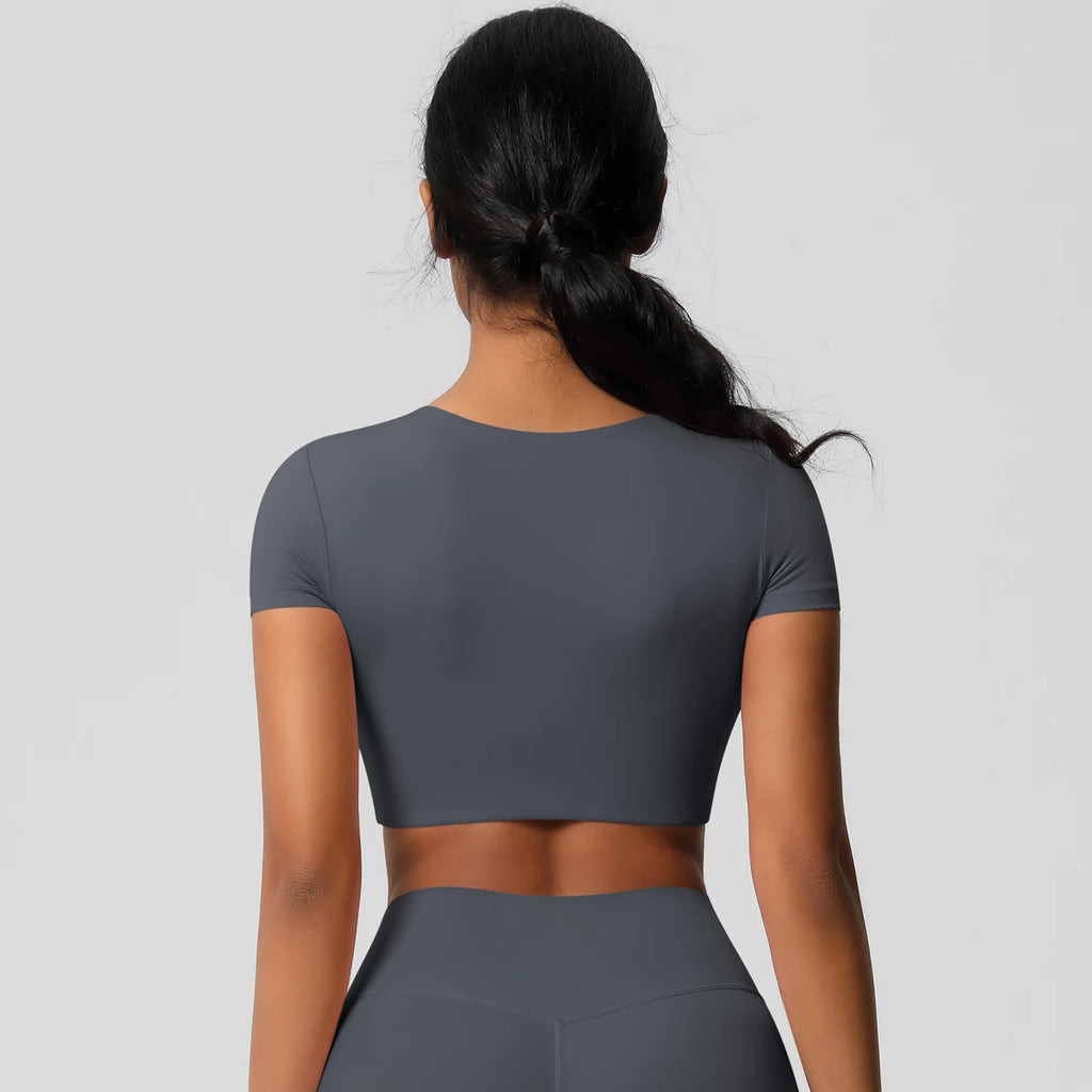 Xooie Fit Yoga Crop Top T-Shirt in Gray with Short Sleeves and a Slim Fit Design