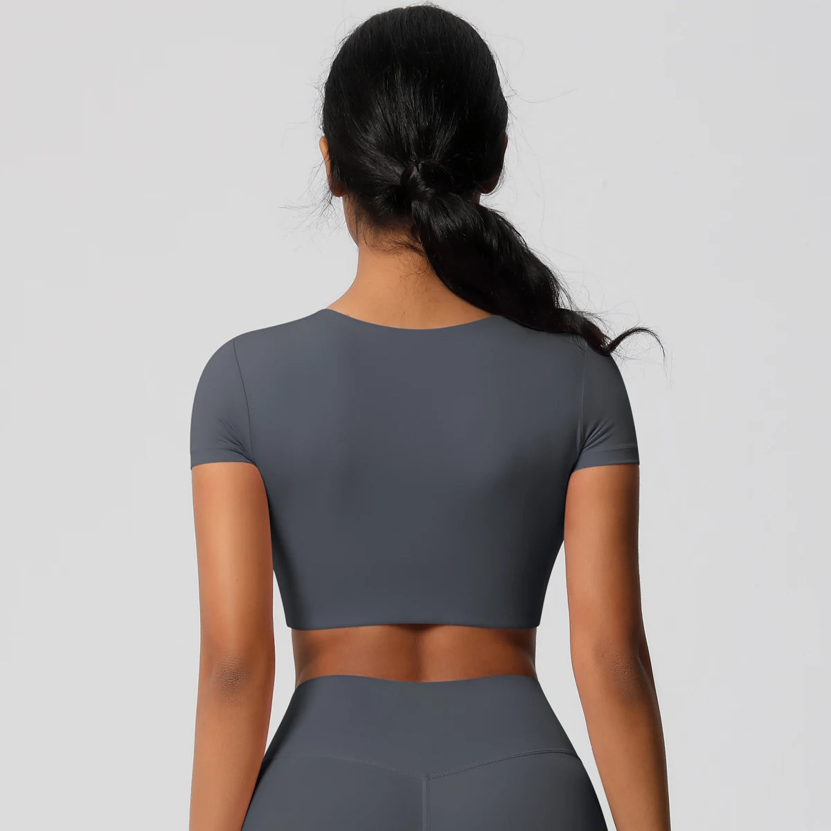 Xooie Fit Yoga Crop Top T-Shirt in Gray with Short Sleeves and a Slim Fit Design
