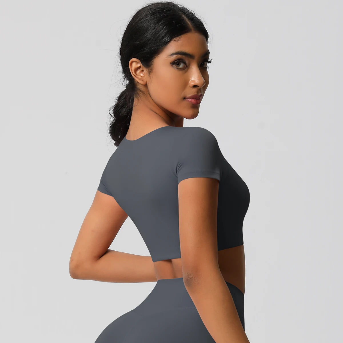 Xooie Fit Yoga Crop Top T-Shirt in Gray for Comfortable and Stylish Workouts