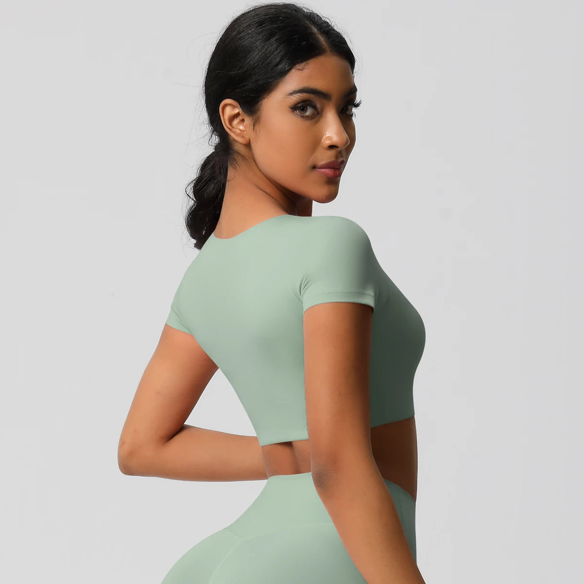 Xooie Fit yoga crop top t-shirt in light green with a stylish cut for comfortable movement