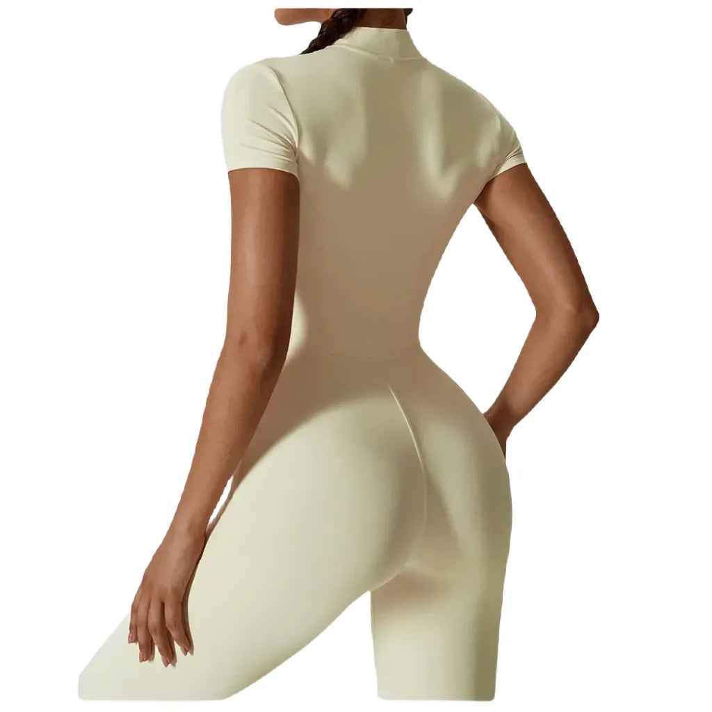 Xooie Fit Zipper Workout Jumpsuit in Beige with Short Sleeves and a Form-Fitting Design